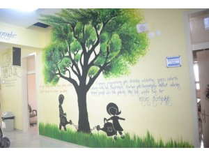 Okulun koridor ve kapılarını hat sanatıyla süslediler