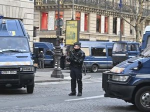 Paris'te 'Sarı Yelekliler' yeniden sokakta: Çok sayıda gözaltı