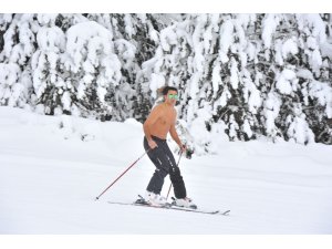Çılgın Alman, Sarıkamış Kayak Merkezinde yarı çıplak kayak yaptı