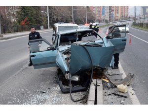 Otomobil refüje çarptı: 1 ağır yaralı