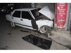 Otomobil duvara çarptı: 2 yaralı