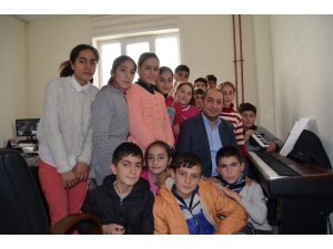 Köy okulu öğrencileri piyanoyla tanıştı