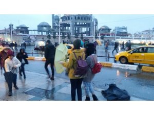 Taksim’de yağmur ve rüzgar vatandaşlar zor anlar yaşattı