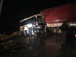 Çanakkale’de öğrenci servisi ile kamyon çarpıştı: 15 yaralı