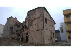Yıkılmak üzere olan tarihi binalar tehlike saçıyor