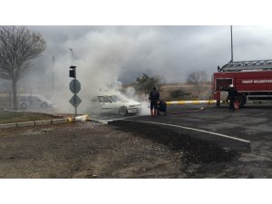 Seyir halindeki araç yandı