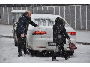 Kars’ta kar yağışı hayatı olumsuz etkiliyor