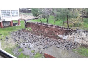 Şanlıurfa’da okulun istinat duvarı çöktü