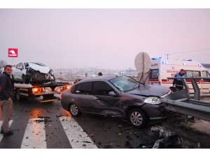 Otomobiller kafa kafaya çarpıştı: 3 yaralı