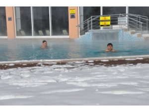 Kar altında termal havuz keyfi
