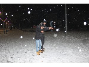 Erzincanlıları kar sokağa döktü