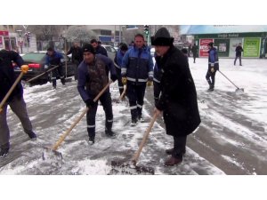 Belediye Başkanı kürekle kar küredi