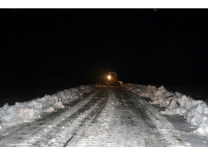 Kardan dolayı yolu kapanan köydeki hasta, 4 saat süren çalışma sonrası kurtarıldı