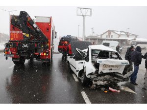 Kar nedeniyle kırmızı ışığı görmeyen sürücü önündeki araca çarptı: 2 yaralı