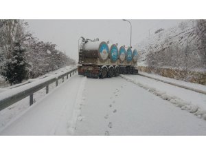 Uşak’ta karda kayan süt tankeri yolu kapattı