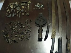 Kılıçlarla sikkeleri internette satarken polise yakalandı