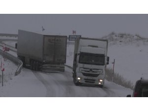 Ardahan’da kar ve tipi yolları kapattı