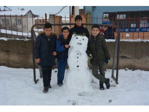 Tercan’da çocukların kardan adam keyfi