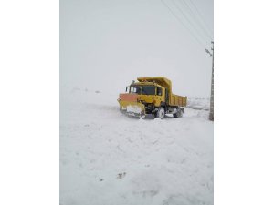 Ağrı’da kapanan köy yollarında hummalı karla mücadele çalışması