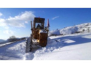 Alaşehir’de karla mücadele devam ediyor