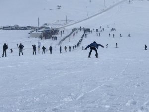 Çaldıran’da kayak sezonu açıldı
