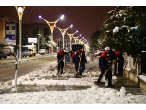 Erzincan’da karla mücadele ekiplerinden yoğun mesai