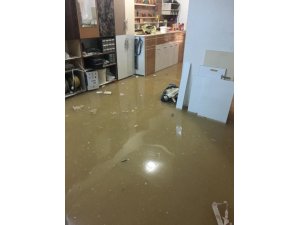 Yağışlar mobilya atölyesinde üretimi durdurdu