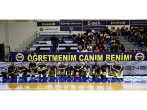 Fenerbahçe hayatını kaybeden Ceren Damar Şenel için pankart açtı