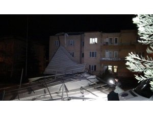 Bursa’da fırtına çatıları uçurdu, ağaçları devirdi