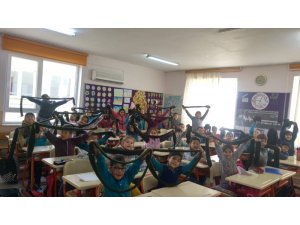 Minik öğrencilerden Mehmetçiğe atkı ve bereli, mektuplu destek