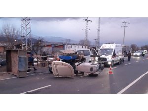 Tarım işçilerini taşıyan traktör kaza yaptı: 14 yaralı