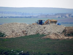 YPG’li teröristler hendek kazarken görüntülendi