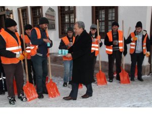 Başkan Akkaya, kar temizliği yapan personele salep dağıttı