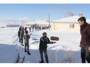 Dondurucu soğukta köydeki kardeşleri için spor salonu yaptılar
