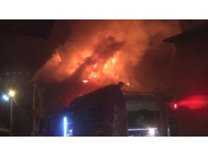 Bolu’da, 3 katlı ahşap ev alev alev yandı