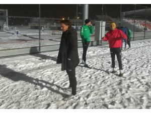 Amatör futbolcuları soğuk hava ve kar da durduramadı
