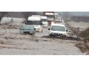 İzmir Tire-Belevi karayolu sel nedeniyle trafiğe kapandı