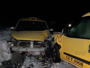 İki taksi çarpıştı: 1 yaralı