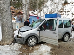 Gümüşhane-Tirebolu karayolunda aracın üzerine kaya düştü: 4 yaralı