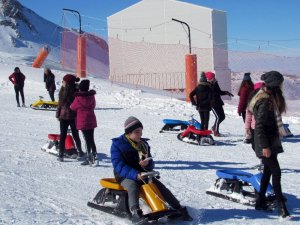 Öğrenciler Erciyes’te karın keyfini çıkardılar
