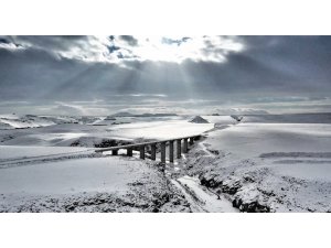 Karla bütünleşen Doğu Ekspresi, drone’la havadan görüntülendi