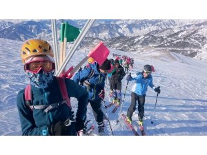 EDKİK sporcularının dağ kayağı başarısı
