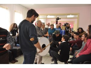 Öğrenciler Alzheimer hastalarıyla şarkı söyleyip dans etti