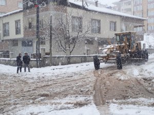 Gölbaşı Belediyesi ekipleri karla mücadelesini sürdürüyor