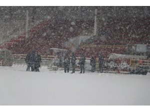Galatasaray-Boluspor maçının stadı karla kaplandı