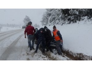 Emet-Tavşanlı Karayolu’nda yoğun kar yağışı, araçlar yollarda kaldı