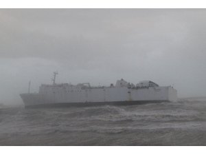 Mersin’de ticari gemi fırtınadan dolayı karaya oturdu