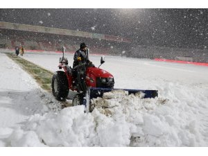 Boluspor-Galatasaray maçı öncesi statta kar temizliği