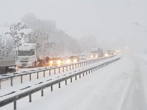 Karadeniz’i İstanbul’a bağlayan yol kardan kapandı