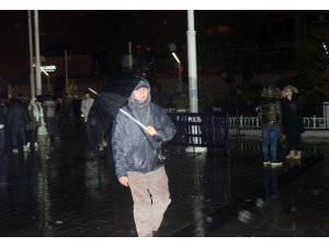 İstanbul’da aşırı rüzgar vatandaşlara zor anlar yaşattı